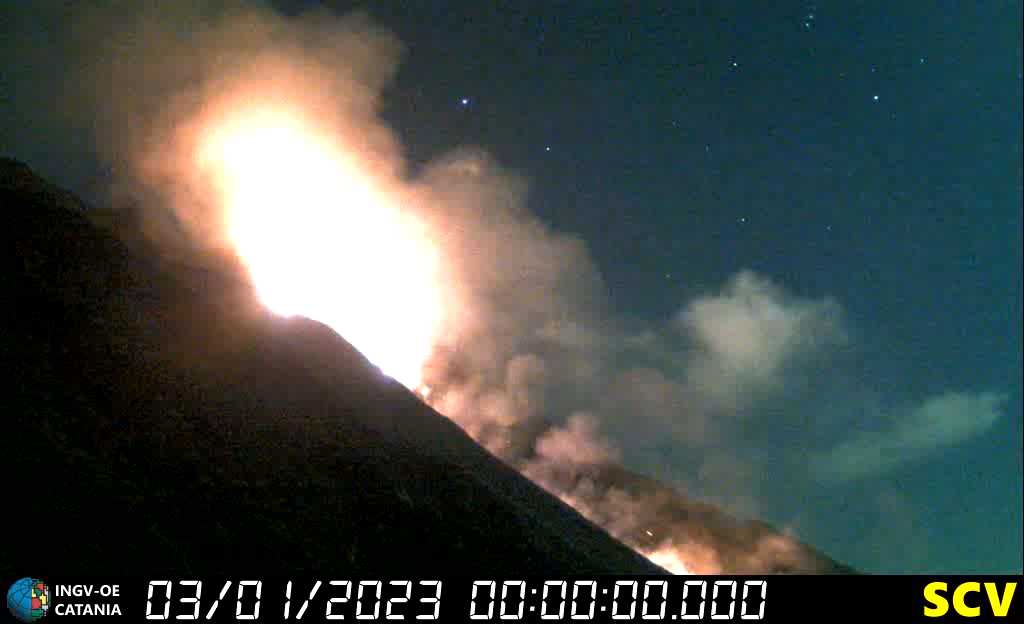 The lava on Sciara del Fuoco illuminates water vapor and gas emissions (image: INGV)