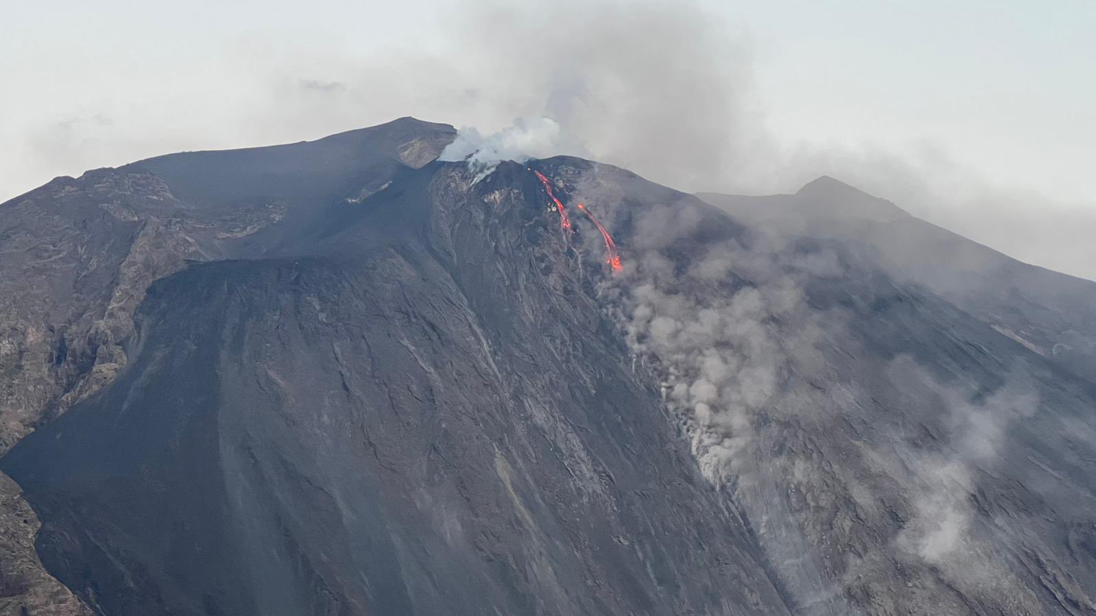 New, short lava flow descending from the N crater area at Stromboli volcano (image: Marco Pistolesi)