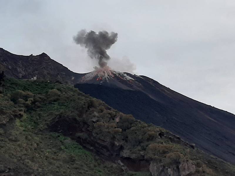 Typical eruption from the eastern vent of Stromboli, 27 Dec 2019 (image: Thomas Hoyer)