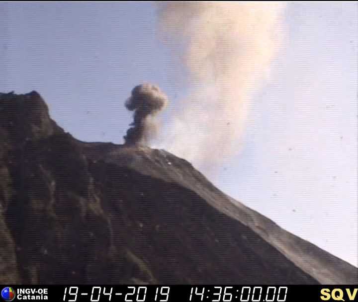 Similar eruption seen from the 400 m viewpoint (image: INGV Catania)
