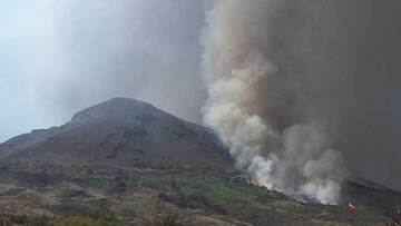 Bush fires ignited by volcanic bombs above the village of Stromboli (image: Francesca Utano / VolcanoDiscovery)