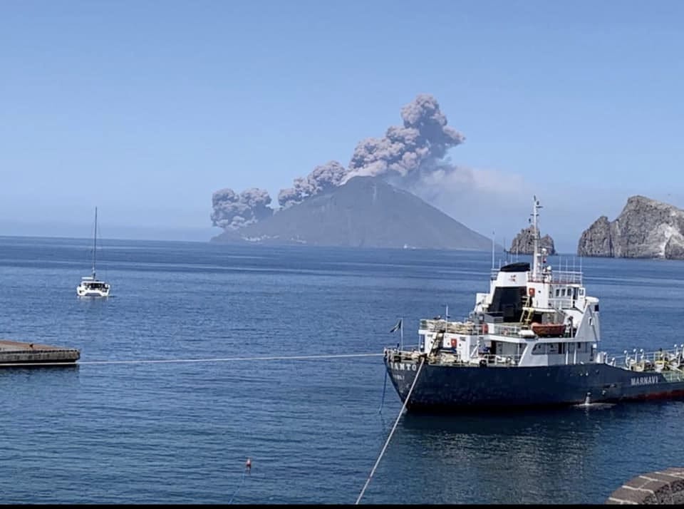 The pyroclastic flow on Stromboli seen from Panarea Island 25 km to the SW (image: History_of_Geology @Geology_History / twitter)