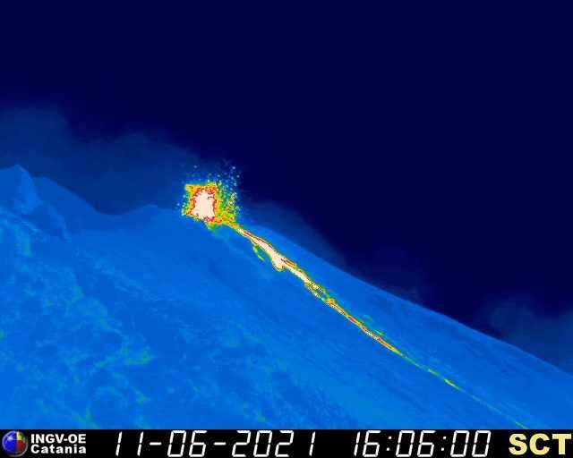 Strong spattering and a new lava flow on Stromboli yesterday evening (image: thermal webcam of INGV Catania)