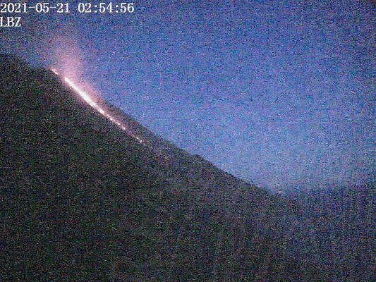 Flujo de lava en Sciara del Fuoco desde Stromboli hoy (Foto: cámara web LGS en Punta Labronzo)