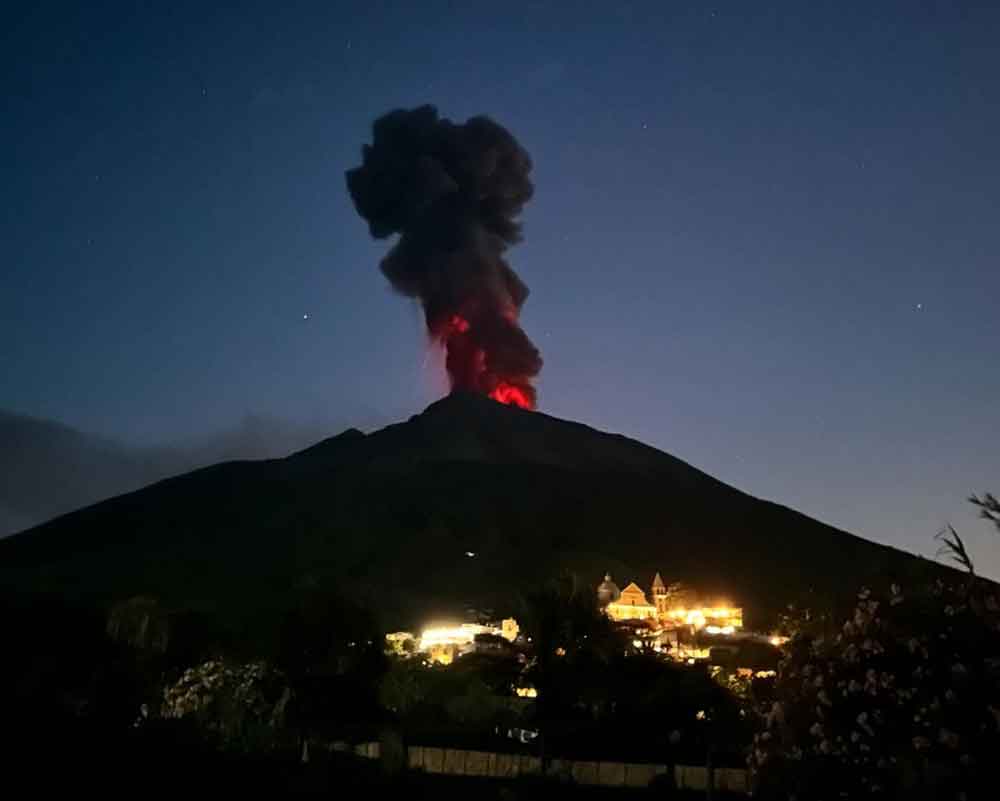 Large explosion at Stromboli this evening (image: facebook.com/strombolistatidanimo)