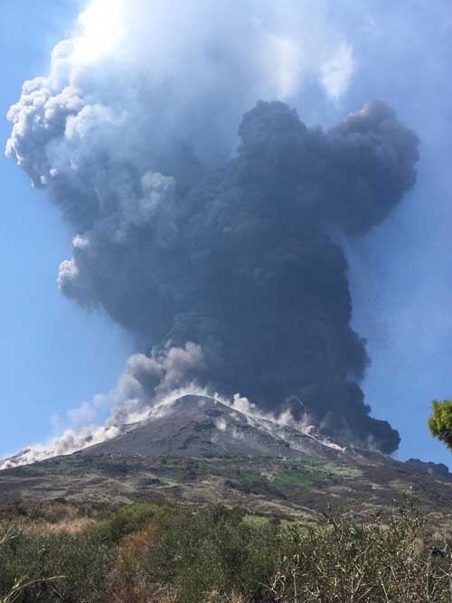 Die heutige Explosion am Stromboli. Beachten Sie die Einschläge großer Lavabomben an den unteren Berghängen des Vulkans!(Foto: Francesca Utano / VolcanoDiscovery)
