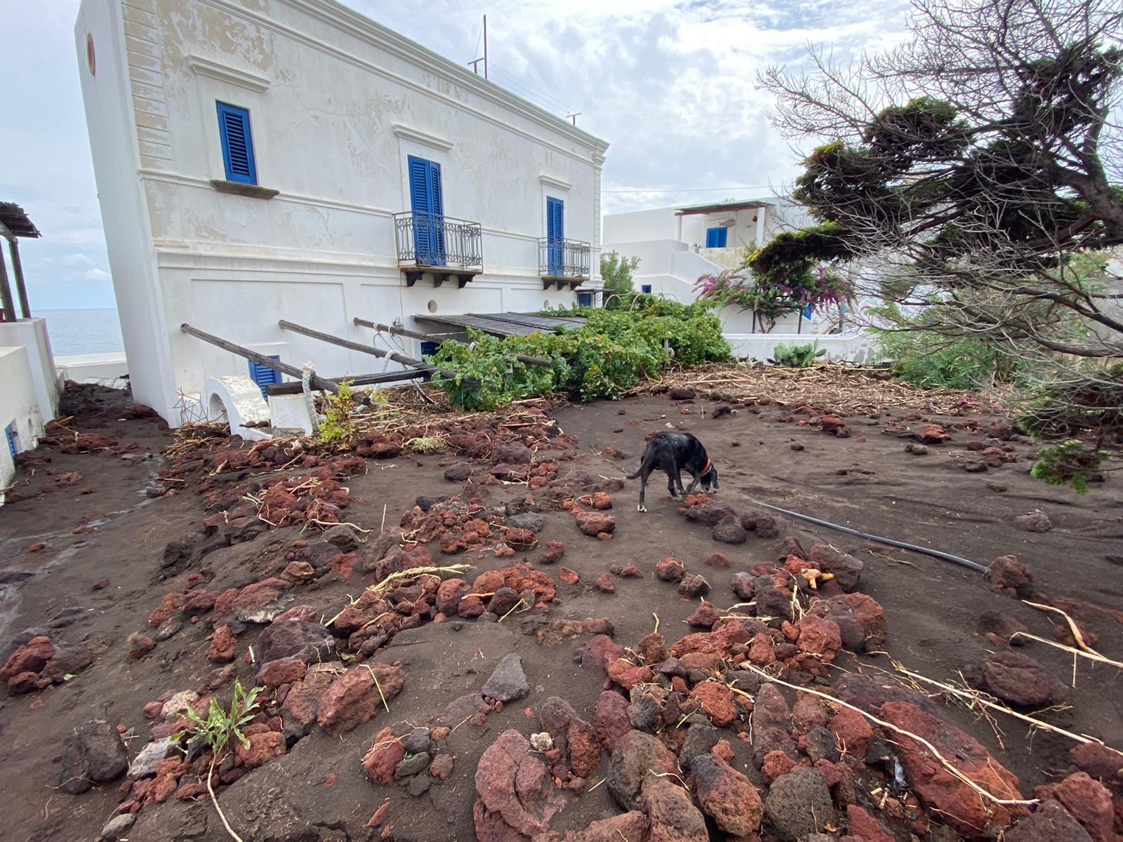 Front of a house covered with probably more than 1 meter of sand and mud (image: Barbara Utano)
