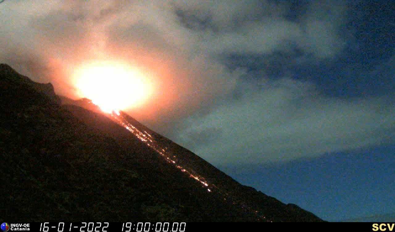 Small lava flow in the upper part of Sciara del Fuoco yesterday (image: @INGVvulcani/twitter)