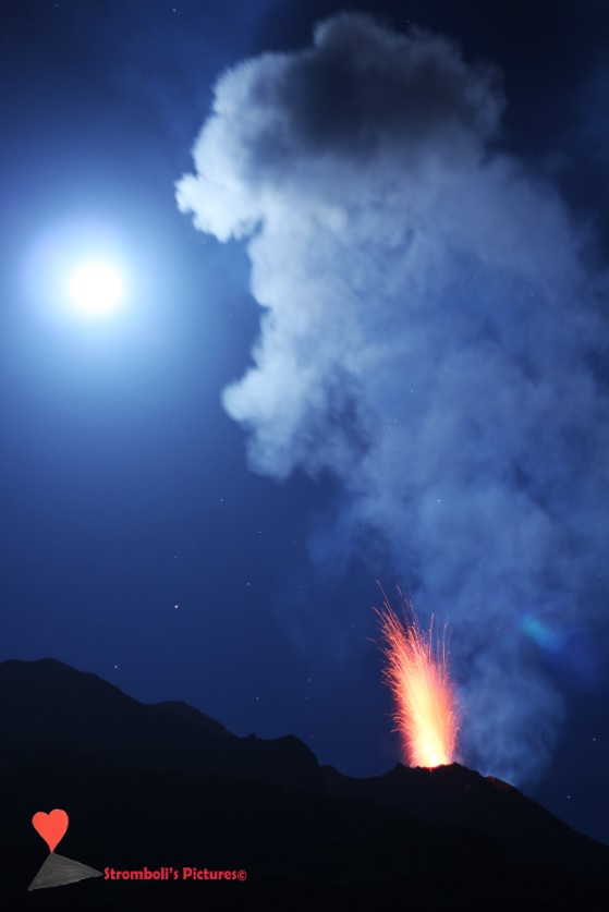 Strombolian eruption on Stromboli itself a few days ago (image: Stromboli's Pictures/twitter)