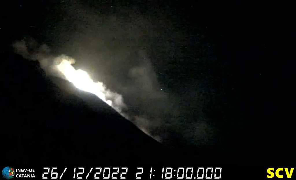 Glow from the oozing lava Stromboli volcano throughout the last night (image: INGV)