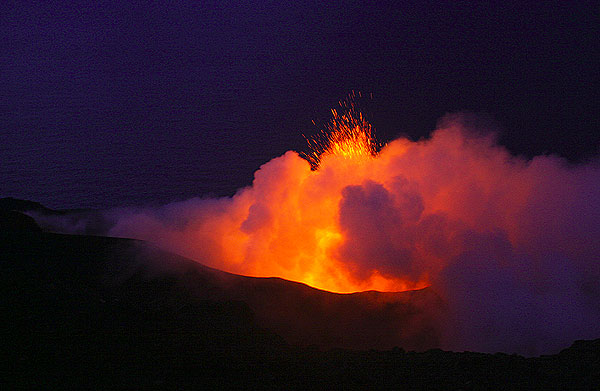 Eruption from the central crater (photo: Karen)