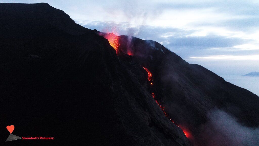 The active lava flow is confined to the upper Sciara del Fuoco slope (image: @PhotoStromboli/twitter)