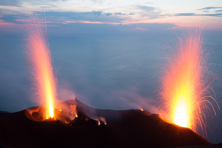 Two simultaneous strong explosions from the NW (l) and NE (r) vents at Stromboli on 9 June