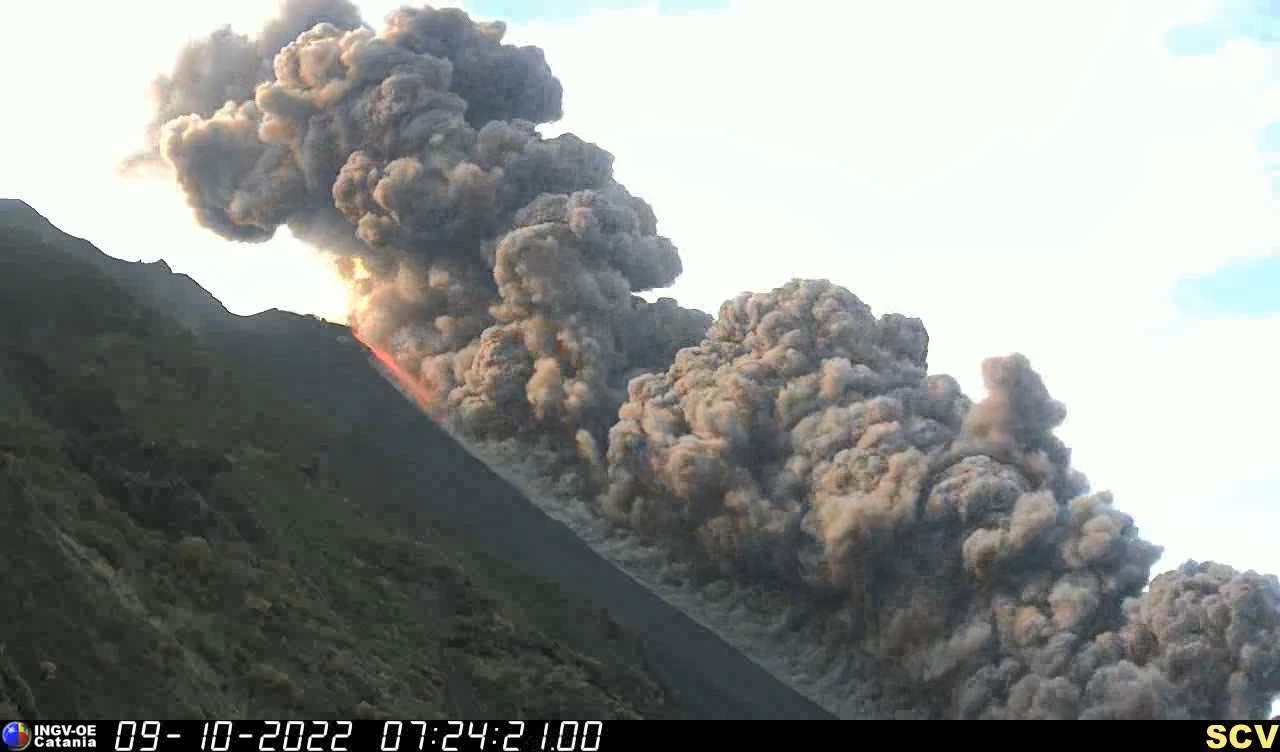 Strong dense pyroclastic flow and lava flow at Stromboli volcano this morning (image: INGVvulcani)