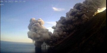 Pyroclastic density current traveled beyond the coast as seen from Ginostra webcam (image: GST webcam)