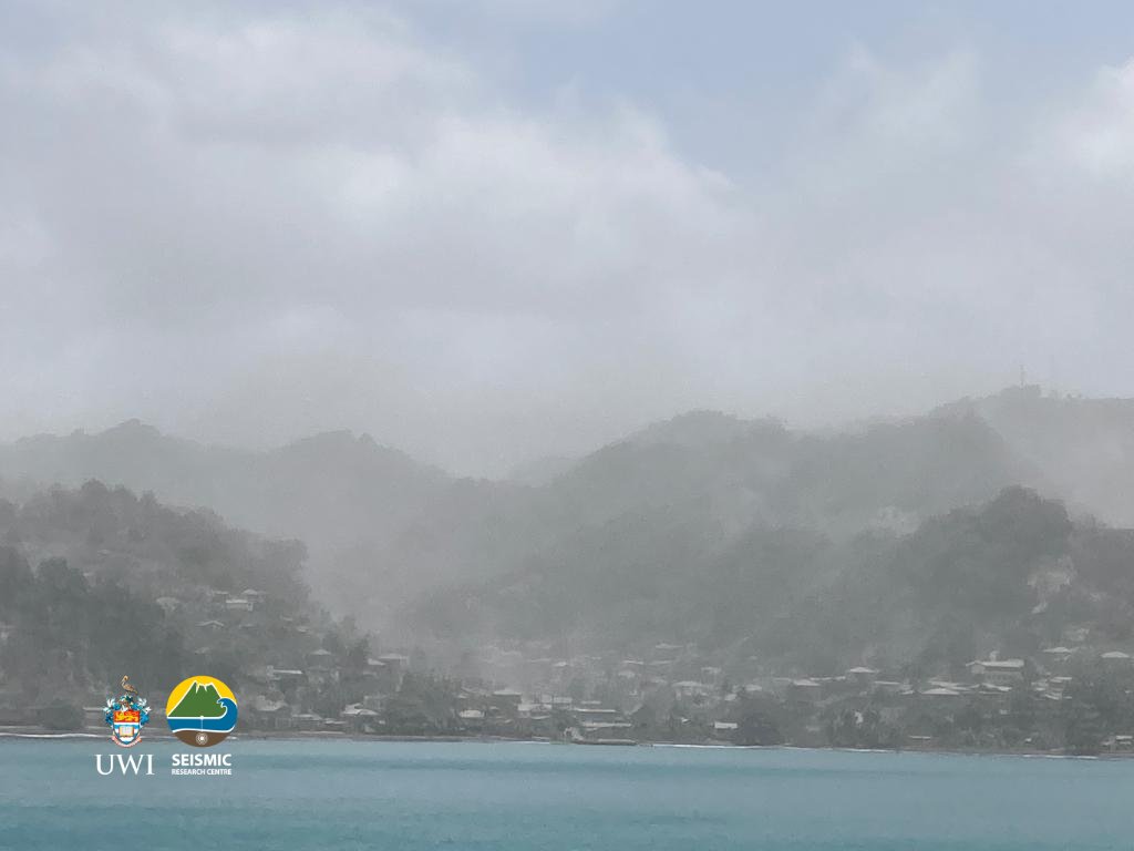 Photo thread from yesterday's recon to observe the impact of the ongoing eruption in the Red Zone. The town of Fitz Hughes (left) and Chateaubelair (right) showing the effects of ash deposits. (image credit: R. Robertson, UWI-SRC)