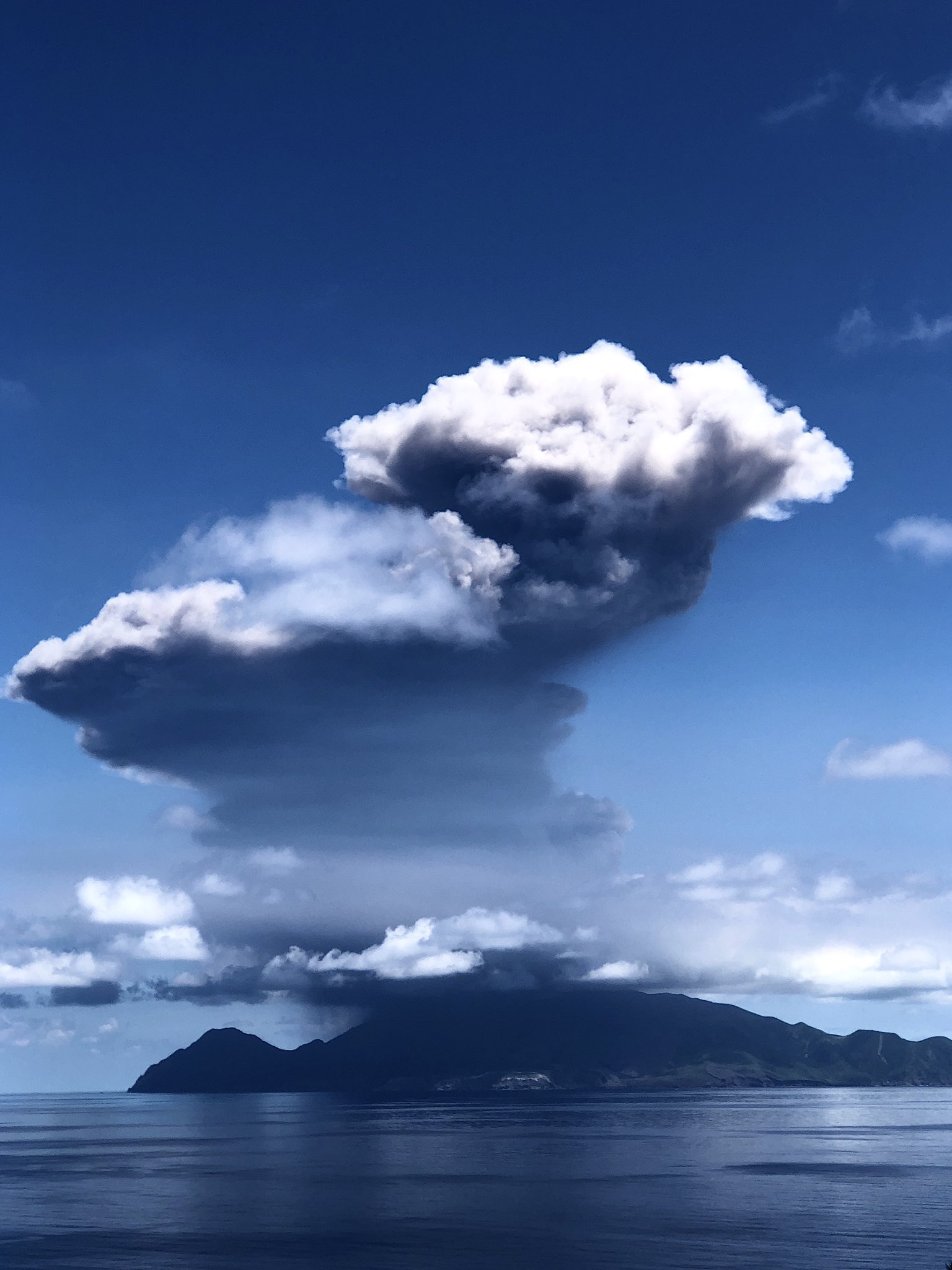 Ash plume rose 4,7 km above the summit (image: JMA)