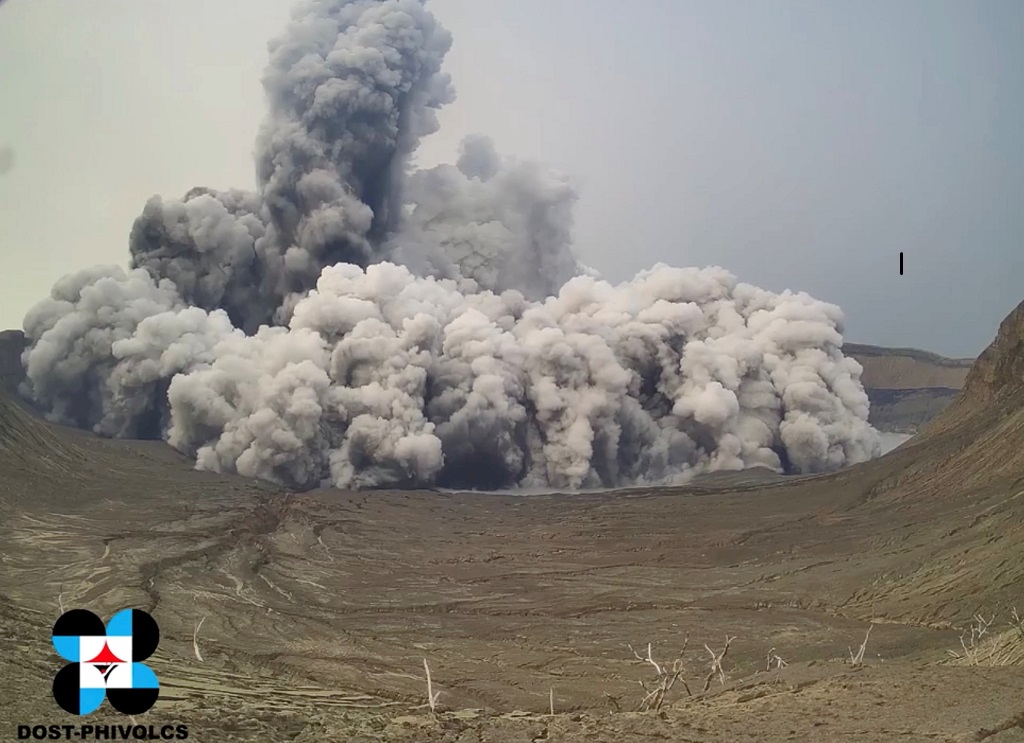 Dense and dark ash plume generated by Taal volcano (image: PHIVOLCS)