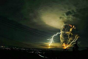 Spectacular view of the eruption from Batangas. Credit: Domcar Lagto