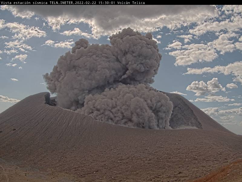 "Earthy" emissions at Telica volcano today (image: INETER)