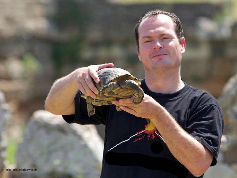 Tobias Schorr with a turtle on Lesbos