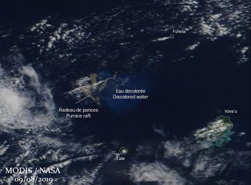 Satellite image of the pumice raft on 15 Aug (image: MODIS/NASA, annotated by Culture Volcan)