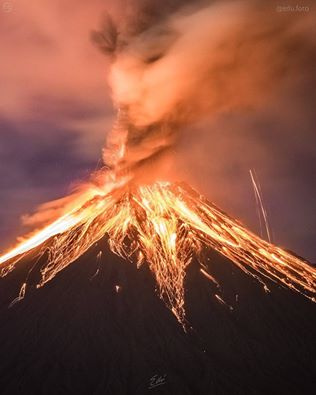 Explosion at Tungurahua yesterday morning (image: EDUfoto / facebook.com/edufoto.org)