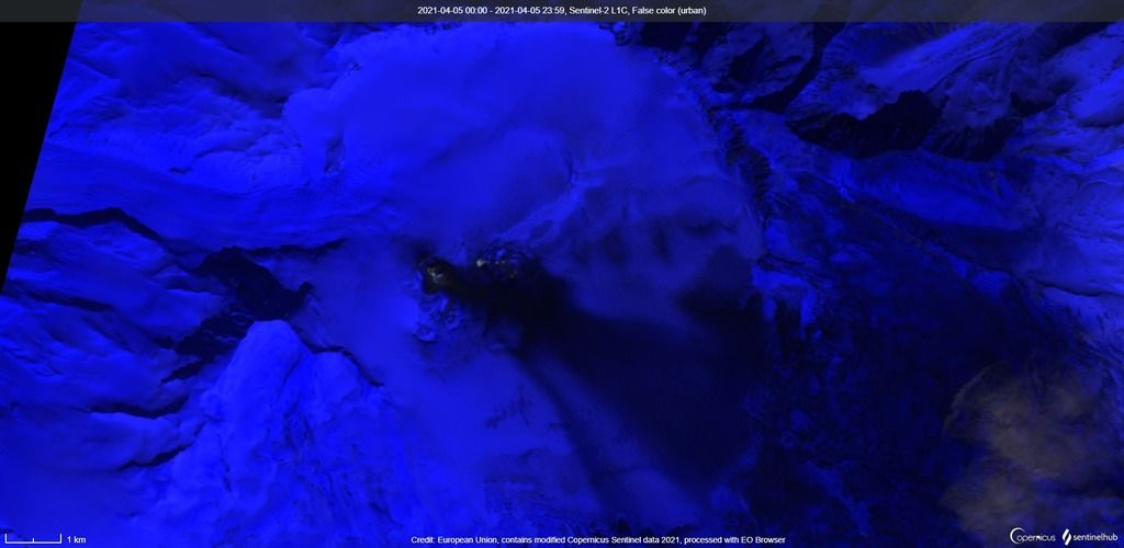 Satellite imagery of the minor ash emissions from the summit at Veniaminof volcano (image: Sentinel 2)