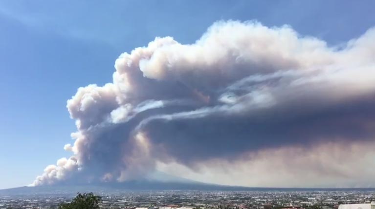 Ash and steam cloud rising from Vesuvius on 12 July 2017 (image: Irpinianews.it)