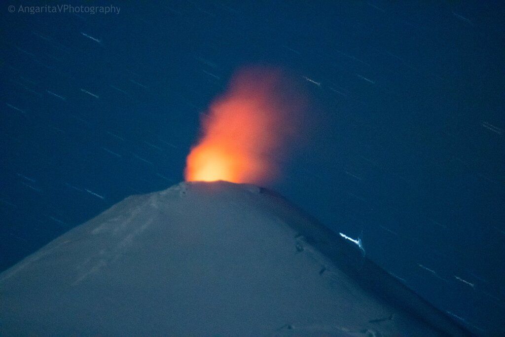 Steam and gas incandescence from Villarrica volcano (image: Laura Angarita)