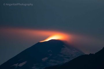 Glowing steam from Villarrica summit vent as seen from Coñaripe on 10 March (image: @AngaritaV/twitter)