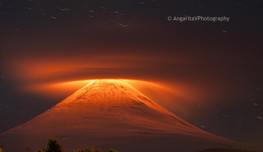 Lenticular cloud illuminated by the radiant summit lava pond (image: AngaritaVPhotography)