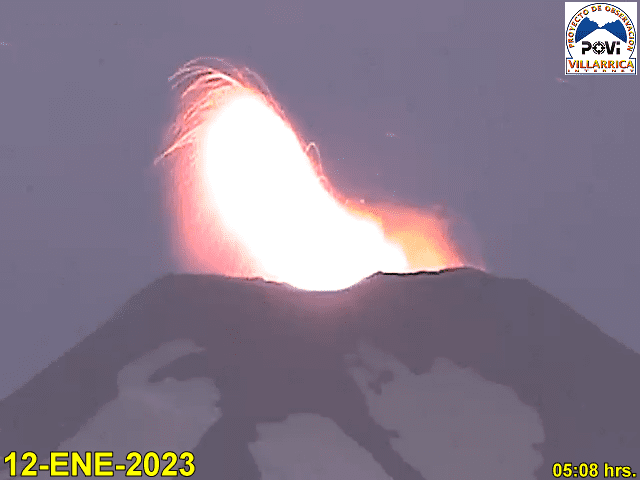 Tall lava fountains dominated to Villarrica volcano last night (image: POVI)