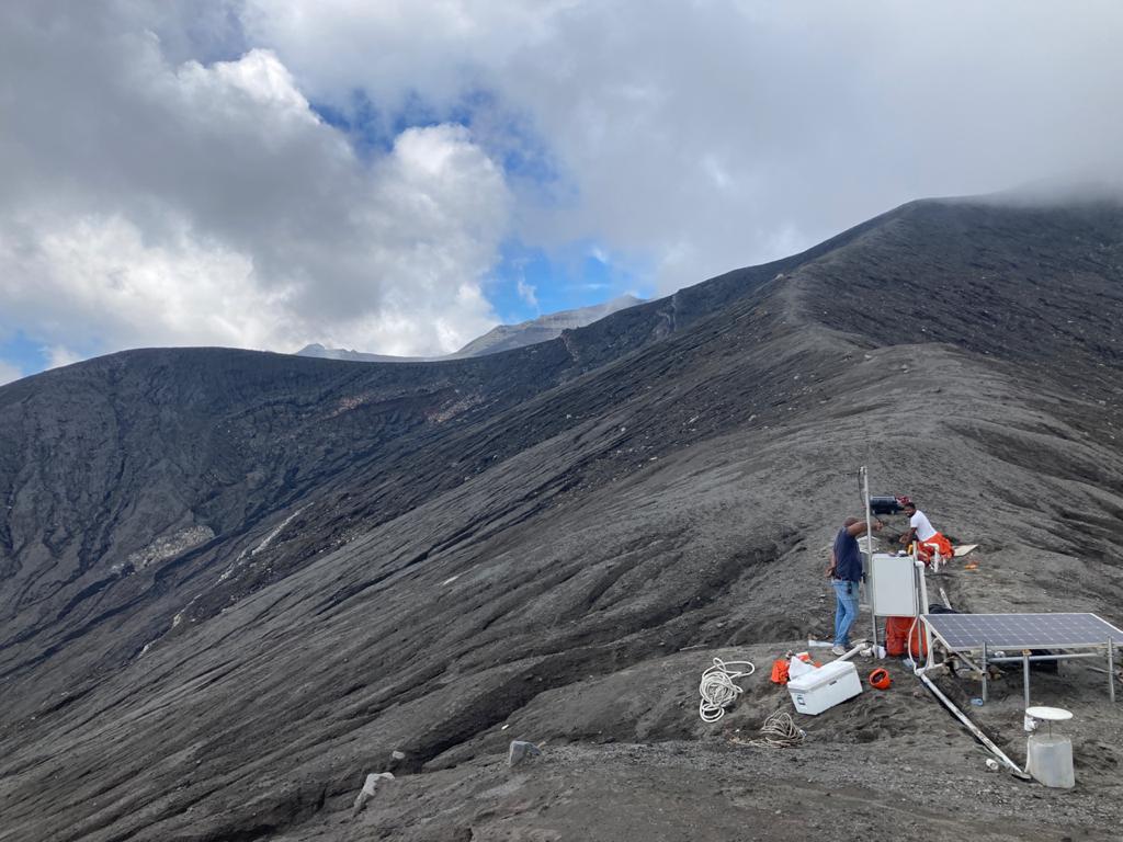 Installation of the seismic station at the summit of the volcano on 1 September (image: @uwiseismic/twitter)