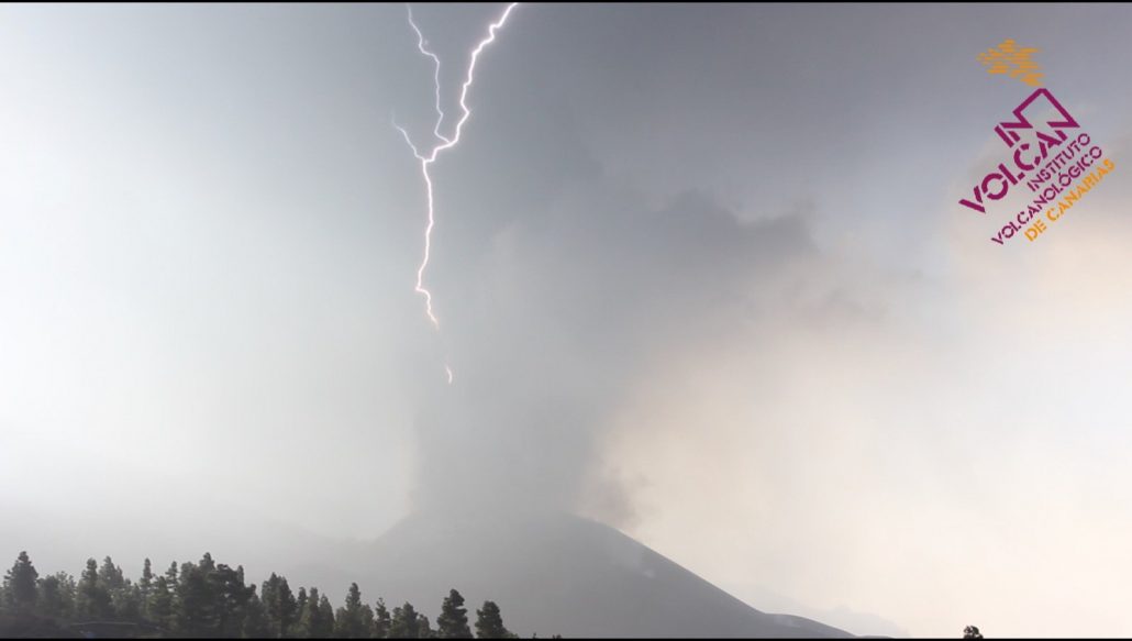 Volcanic lightning at the eruption on La Palma (image: INVOLCAN)