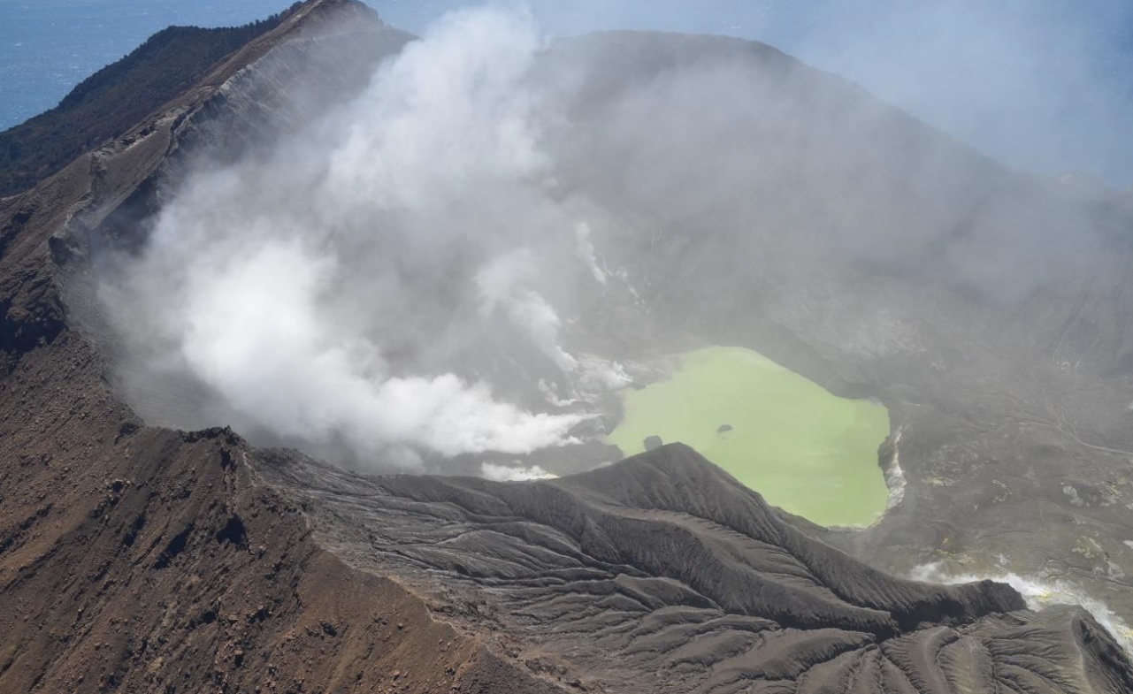 Gas and steam emissions escape from the active vent area on 19 Oct (image: GeoNet New Zealand)