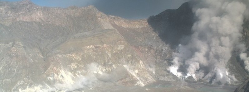 Ash emissions from White Island volcano as visible in the webcam screenshot (image: GeoNet)