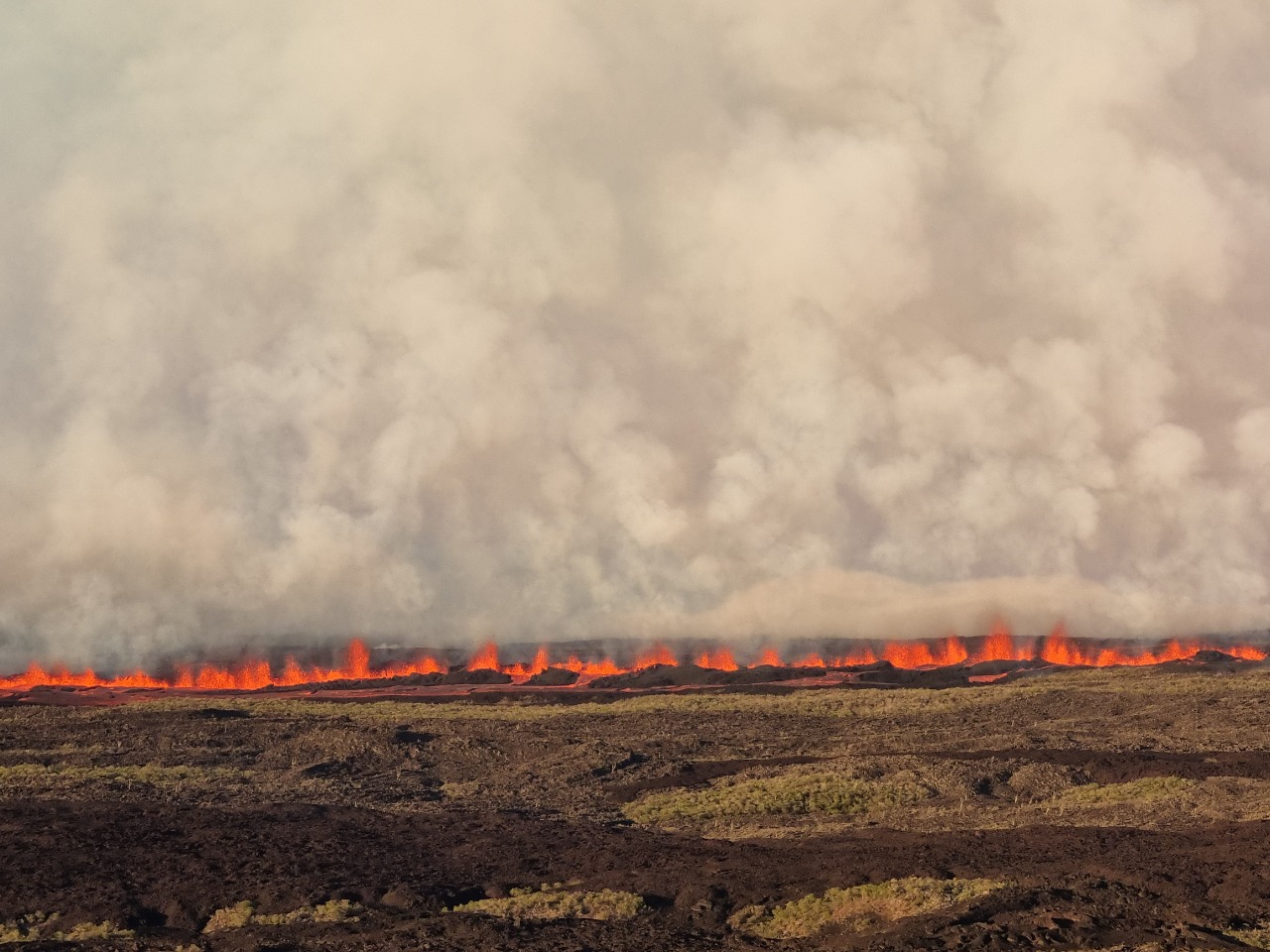 Lava fountains erupt from fissure chain of vents (image: Parque Galápagos)