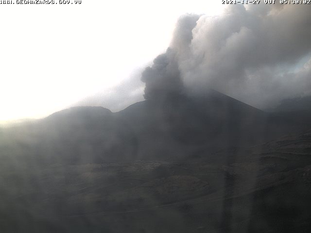 Strong explosion producing a dense ash plume early this morning (image: Geohazards webcam)