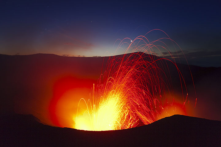 A moderately powerful explosion at Yasur volcano (26 May 2009)