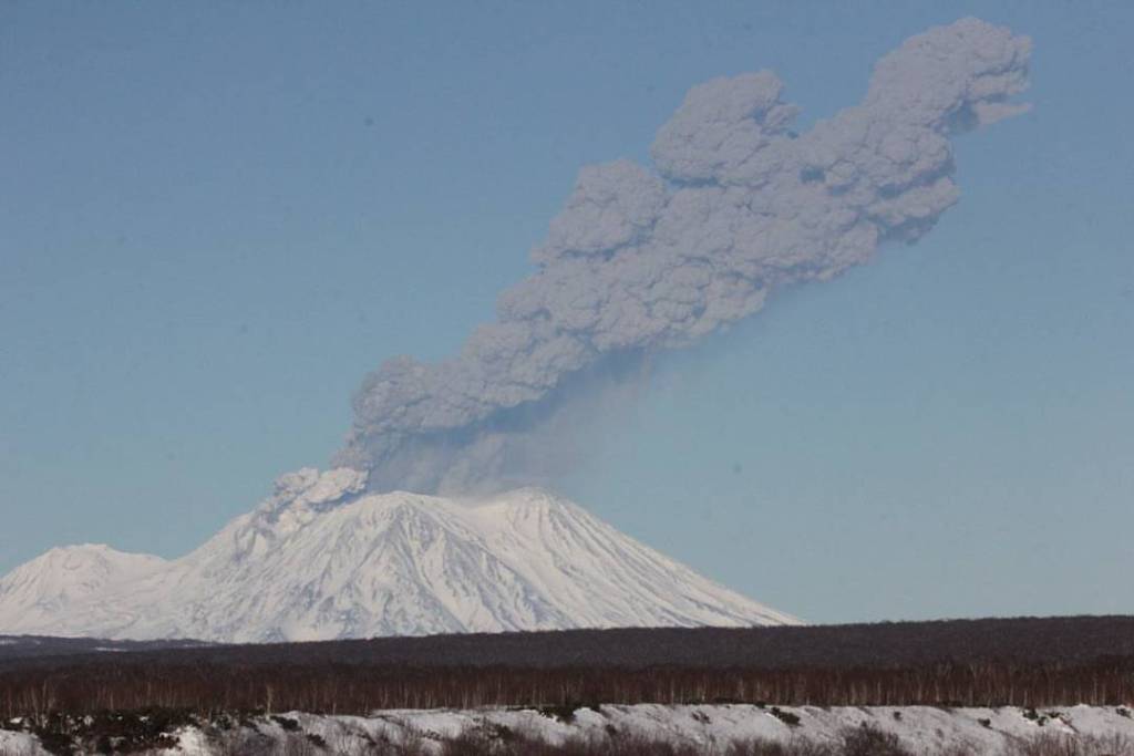 Eruption of Zhupanovsky on 20 Nov 2016 (image: Lyulya Udalova / twitter)