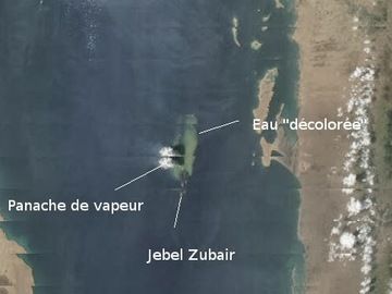 Steam plume and discolored water around the new submarine eruption site (NASA / Terra satellite image 28 Sep, annotated by Blog Culture Volcan)