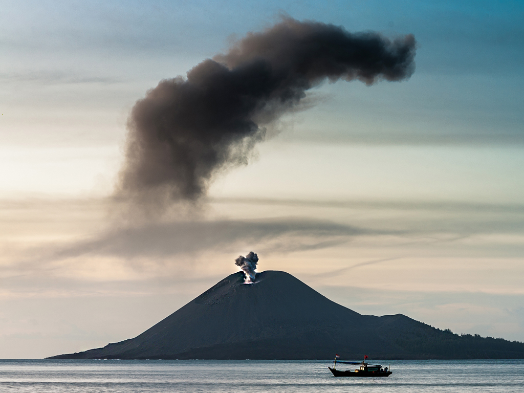 Ash cloud over Anak Krakatau (c) T. Schorr