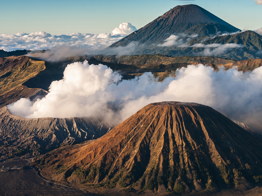 The volcanoes of the Tengger caldera (c) T.Schorr