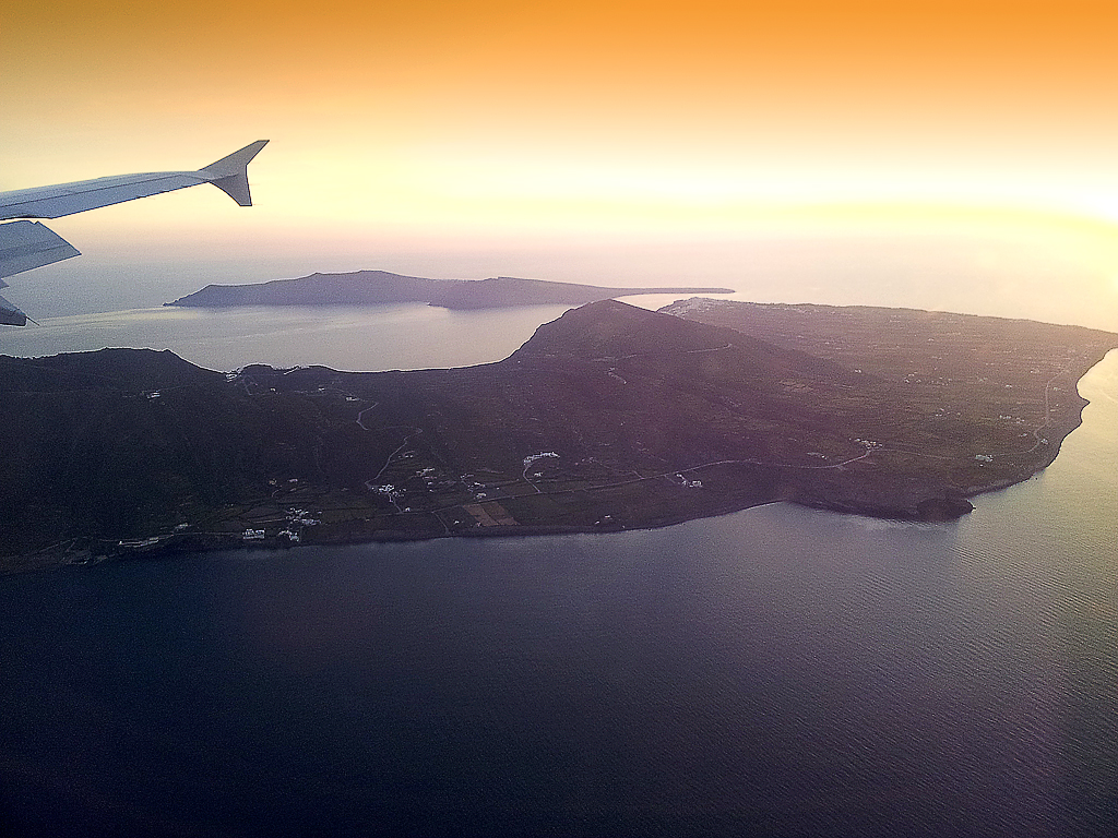 Flug über Santorin