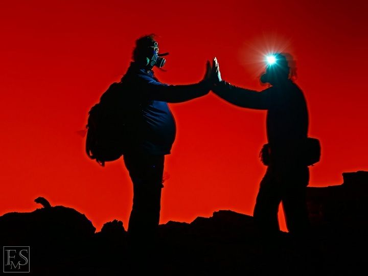 Nighttime observation and photography of the lava lake in the South Crater (Stefan Tommasini - january 2018)