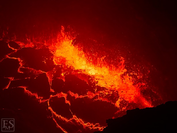 Nighttime observation of the violently boiling and splashing lava lake at the bottom of the South Crater (Stefan Tommasini - January 2018)