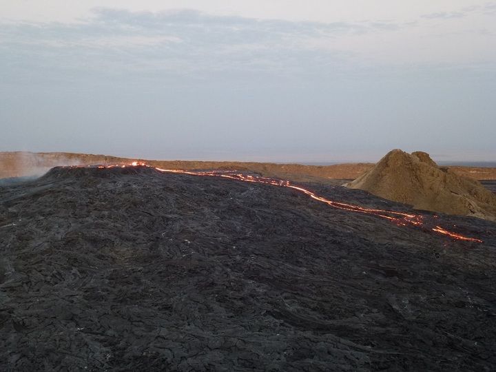 <TOKEN>A fresh pahoehoe lava makes its way from the overflowing lake across black lava flows that only recently covered the caldera floor (Nov 2016; image: Hans en Jooske)</TOKEN>