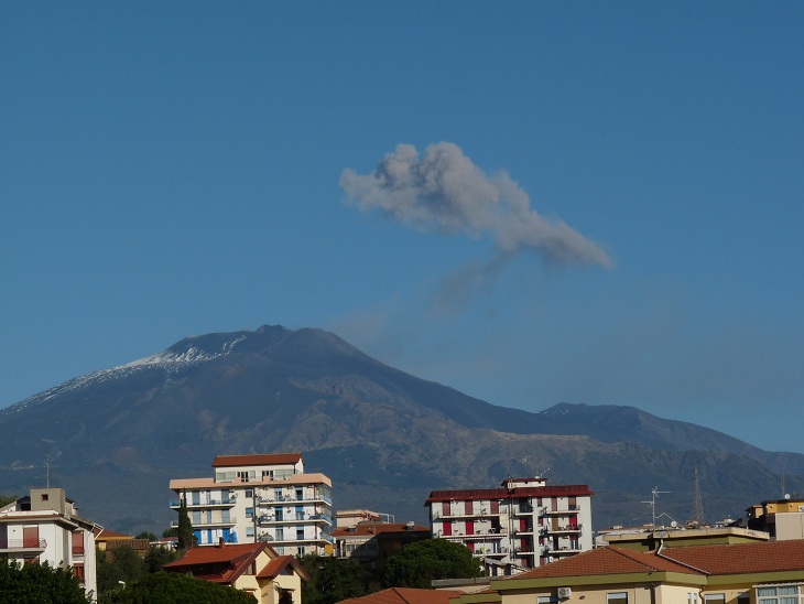 A small ash plume drifting away from Etna´s summit area seen from Catania