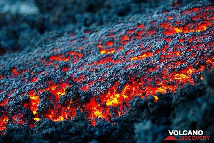 Zoom onto the lava channel's center (Photo: Emanuela / VolcanoDiscovery Italia)